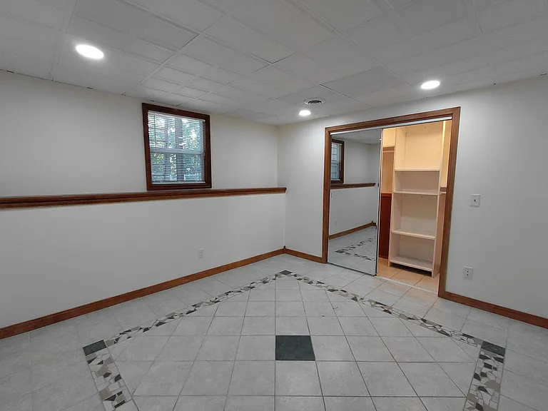 109 Vaughan Ct — Photo 16
