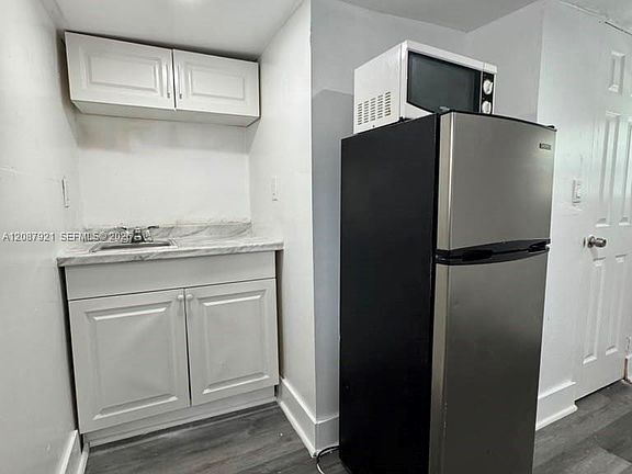 3rd image of 25 SW 10th St #11