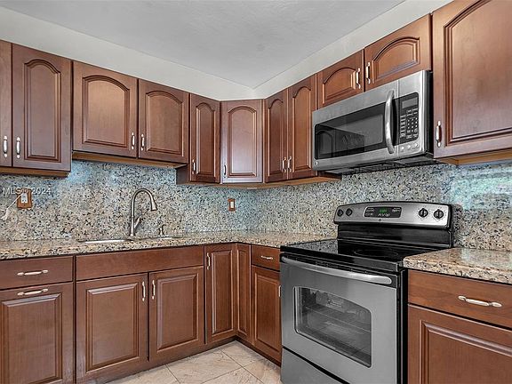 4th image of 921 Curtiss Dr