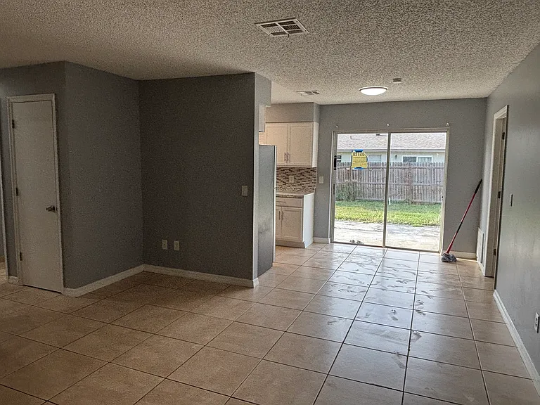 452 Apopka Hills Cir — Photo 3