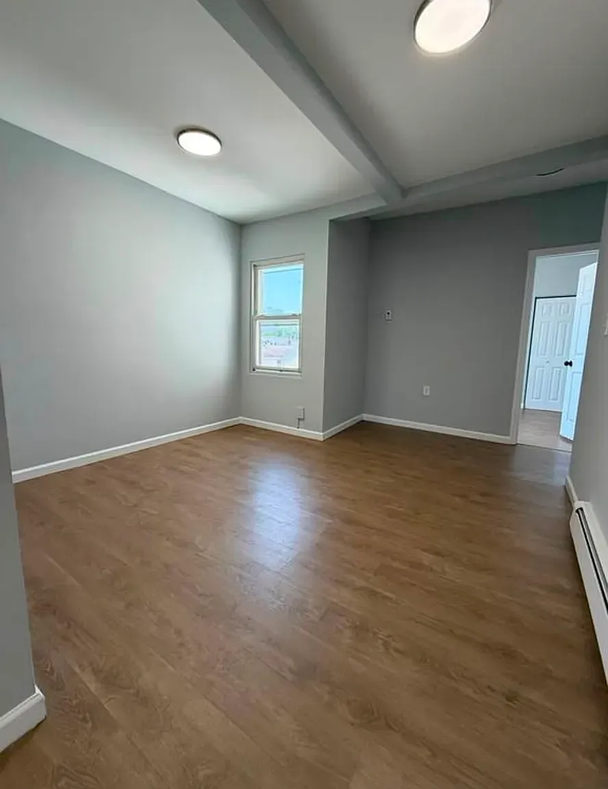 3 bed, 1000 sqft, $2,049 — Photo 3