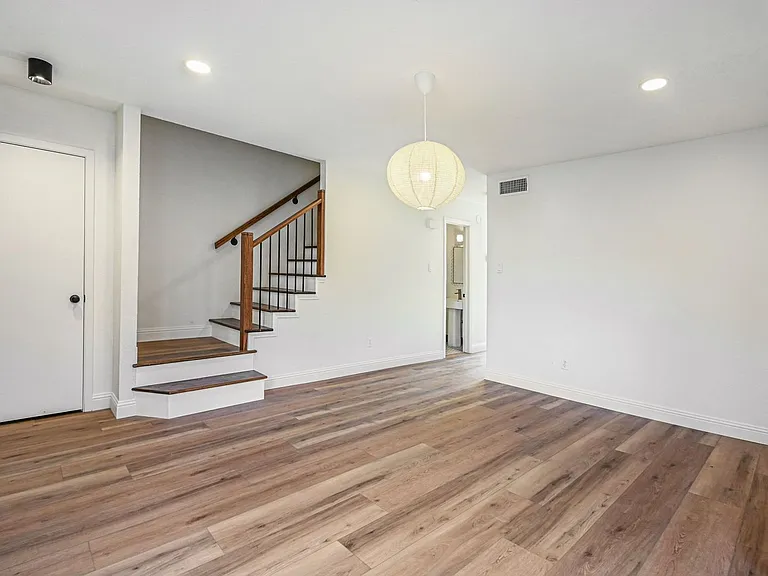 2103 Mistletoe Ave — Photo 2