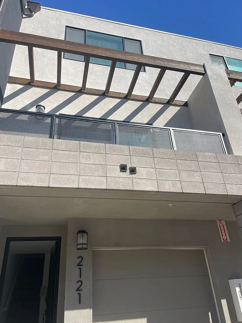 Modern 3 Bed 3 Bath Townhome - 3-Story Farmhouse Style with Resort-Like Amenities! — Photo 4