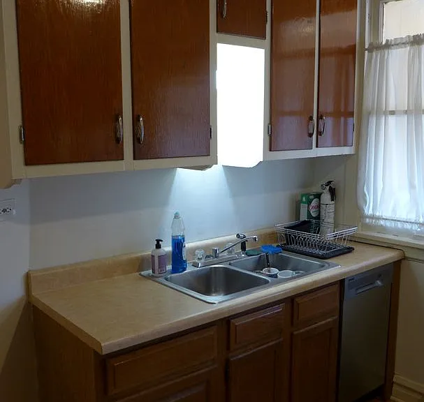 136 Elgin Ave — Photo 8