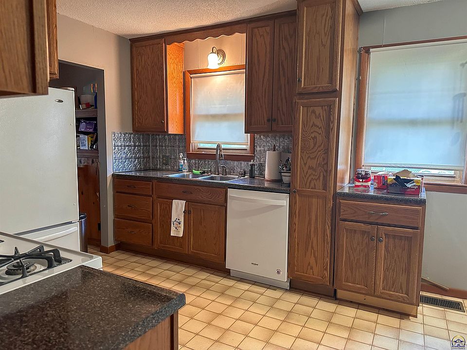 2nd image of 822 Shea St