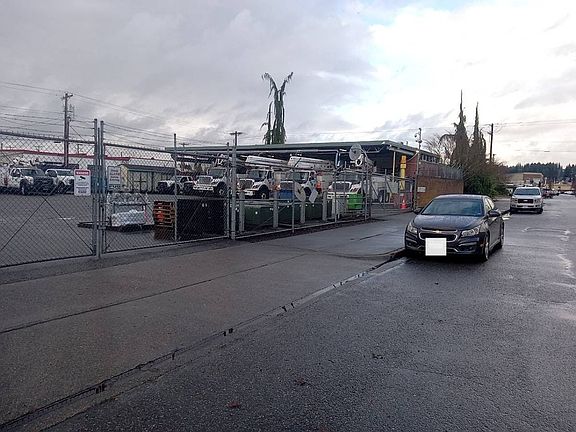 5th image of 230 S Ferry Ave