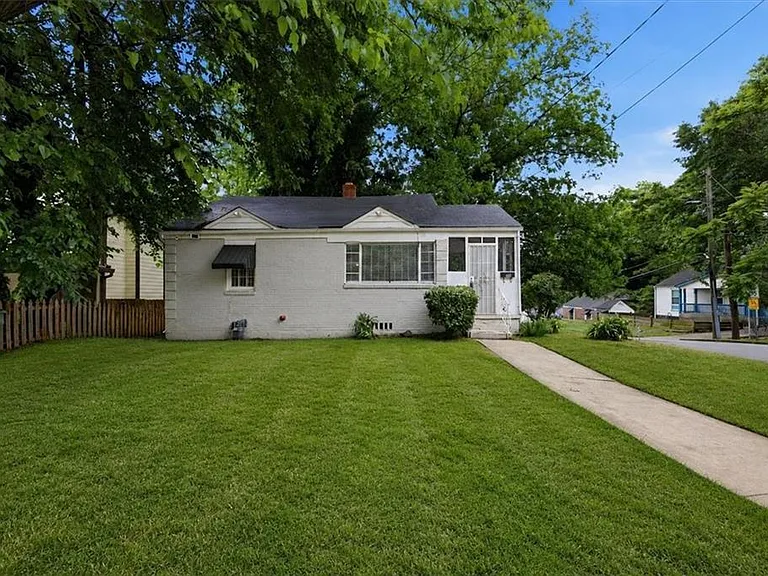 154 Lawton St SW — Photo 1