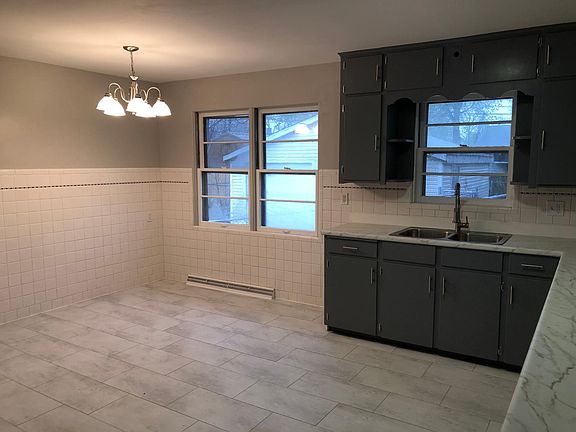 eat-in kitchen