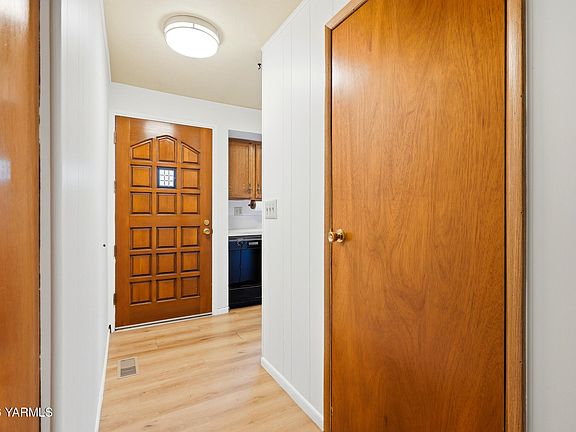 3rd image of 816 S 35th Ave