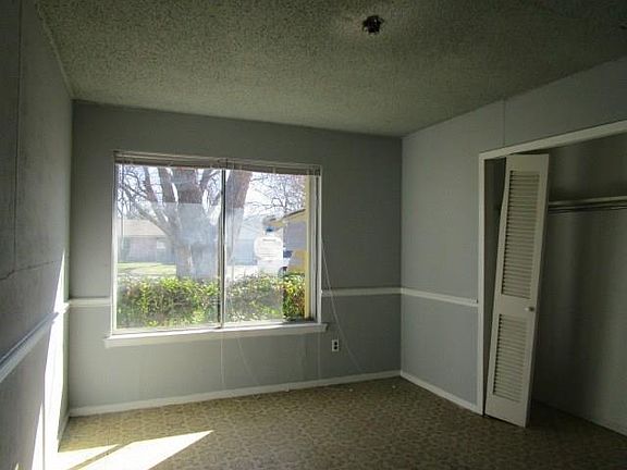 3rd image of 2302 Lexington Dr