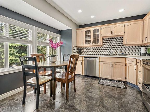 5th image of 49 N Lock Cres