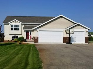 6517 Copper Ridge Ln, Bismarck, ND 58504