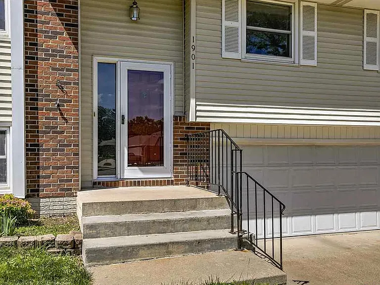 1901 Manor Ct — Photo 3