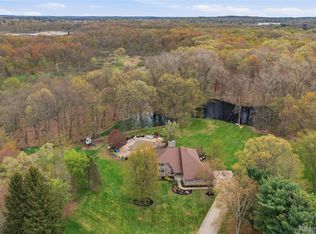 7527 Koby Ct, White Lake, MI 48383