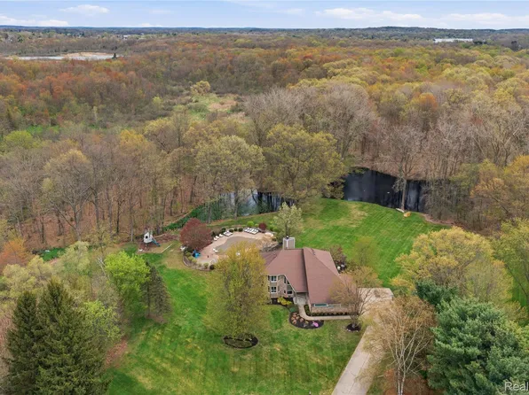 7527 Koby Ct, White Lake, MI 48383