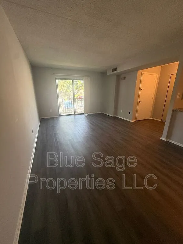 2 bed, 1.0 bath, 889 sqft, $1,750 — Photo 2