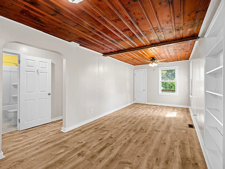 682 E Ocean Rd — Photo 9
