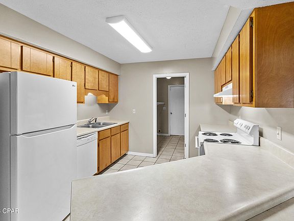 4th image of 230 Collinfurst Sq
