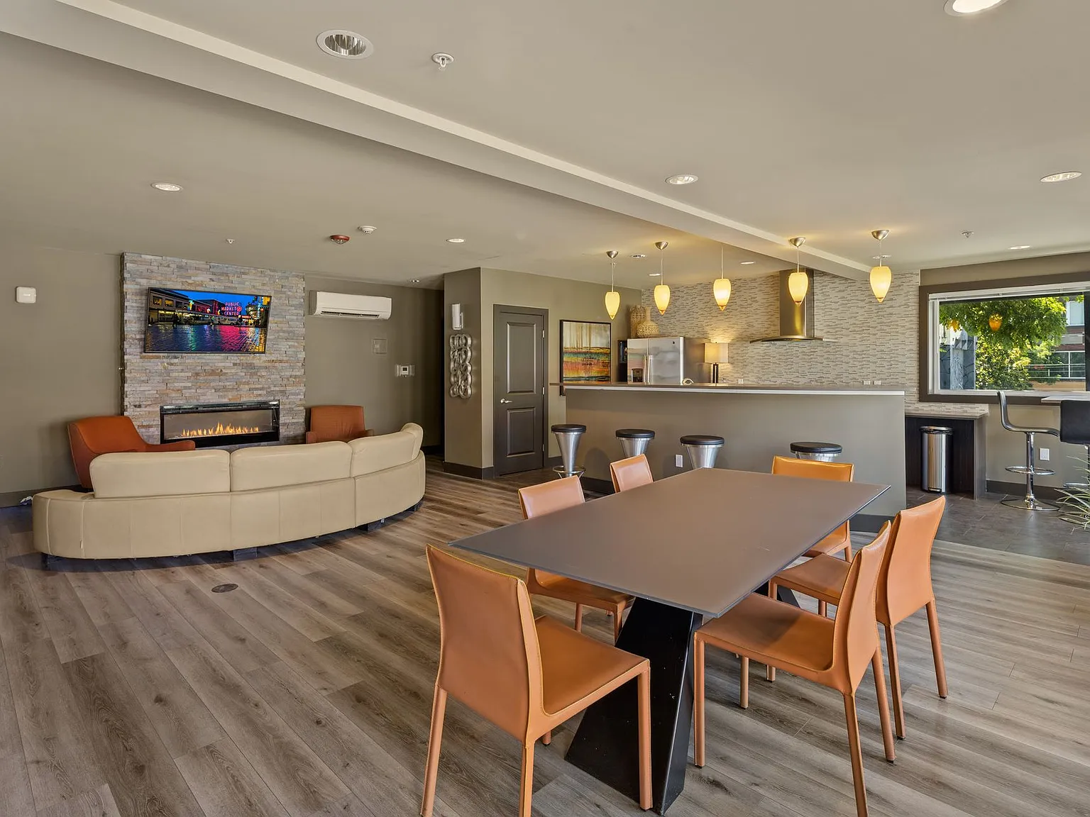 Evolve Apartments — Photo 2