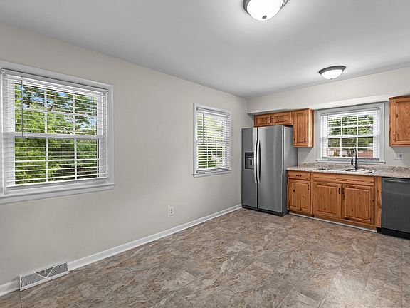 5th image of 3841 Walhampton Dr