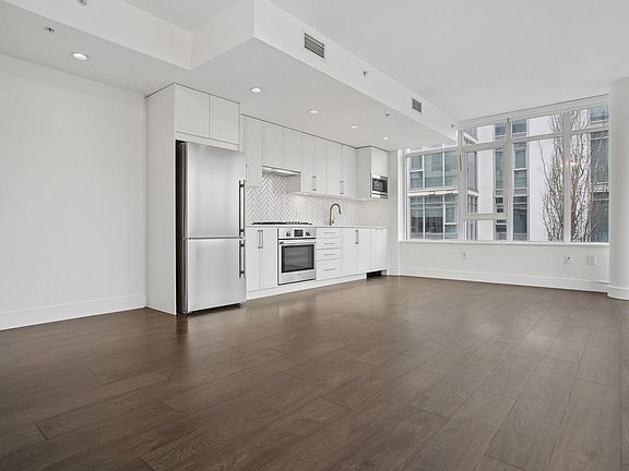 3rd image of 2455 Kingsway #302