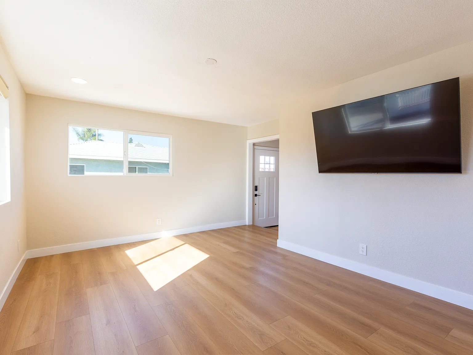 3 bed, 1339 sqft, $3,600 — Photo 1