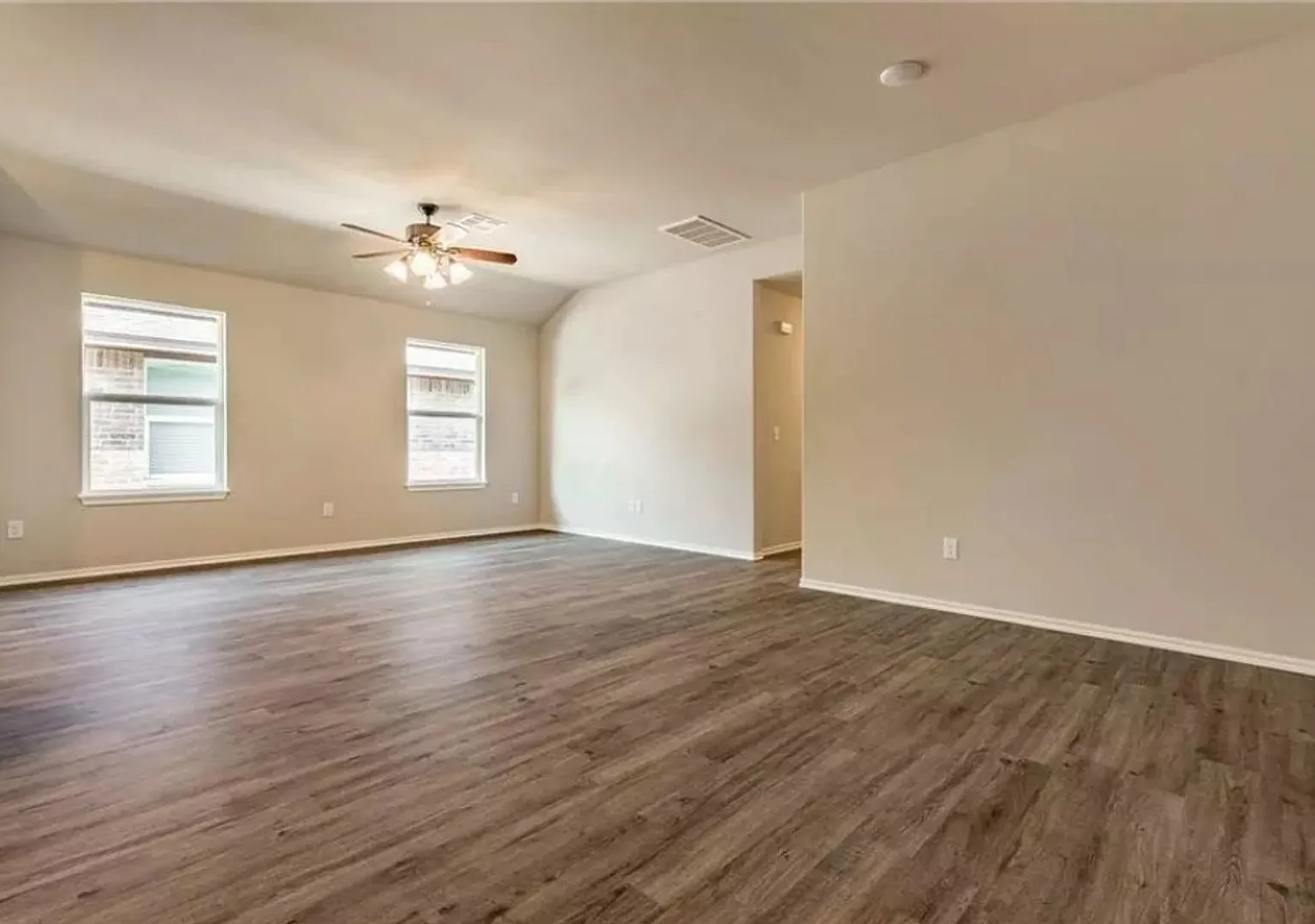 Modern finishes, low traffic cul-de-sac, walking track, walk to downtown Edmond events! — Photo 2