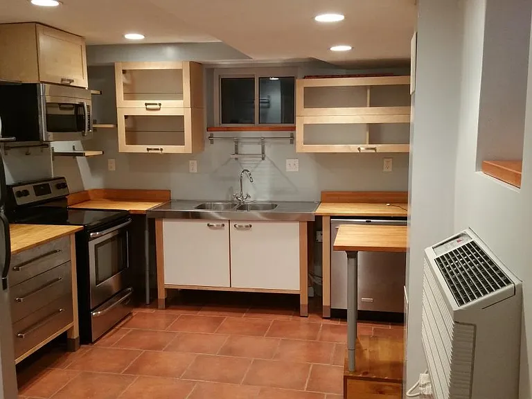 909 Monroe St NW #B — Photo 6