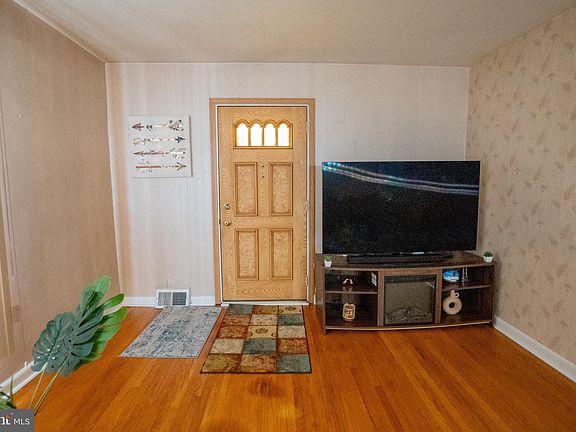 3rd image of 1921 Benton Ave