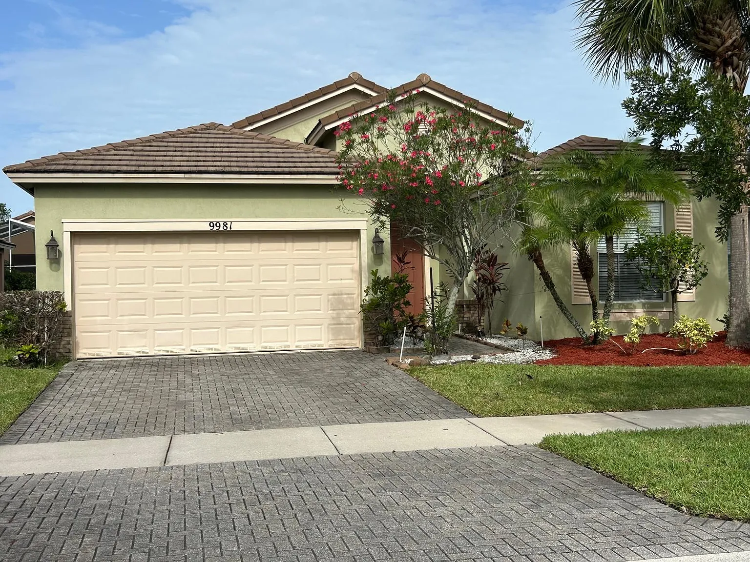 3 bed, 2.0 bath, 1735 sqft, $2,500 — Photo 2