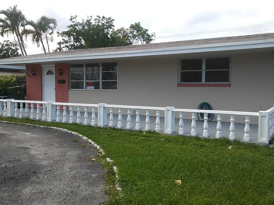 8861 NW 10th St