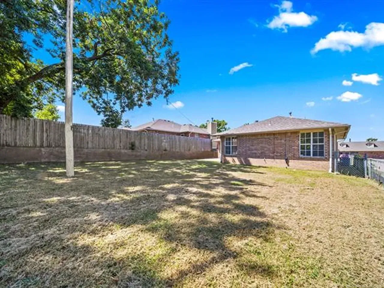 2 bed, 950 sqft, $1,345 — Photo 2