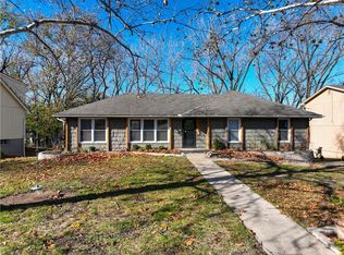 5700 NW Raintree Dr, Parkville, MO 64152