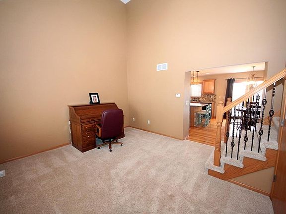 4th image of 111 NW Driftwood Ct