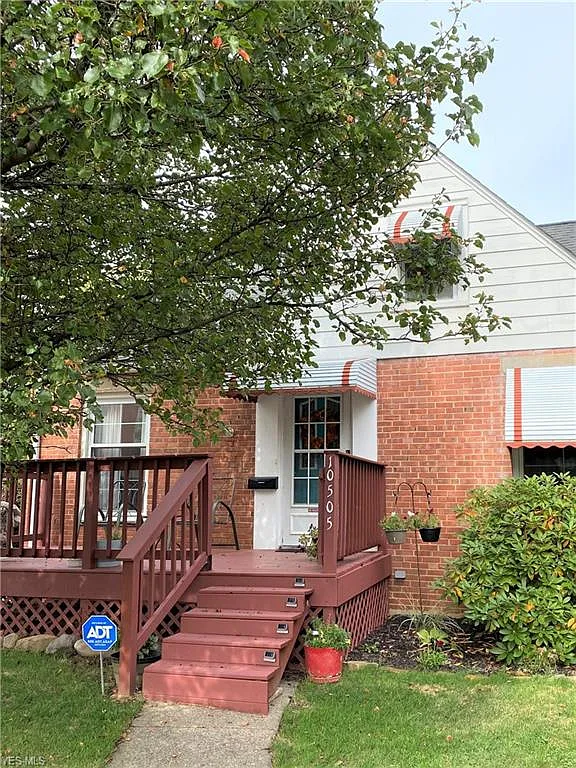 10505 Penfield Ave photo 1