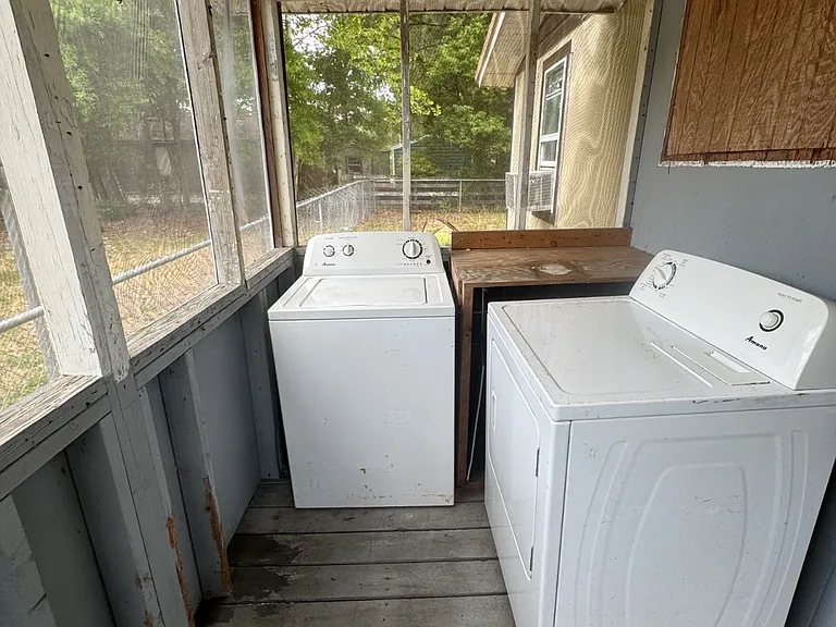 1203 Larry St — Photo 17