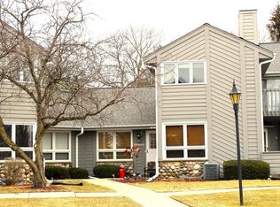 15613 W Brook Dr, New Berlin, WI 53151