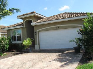 750 Palm Tree Ln, Haverhill, FL 33415