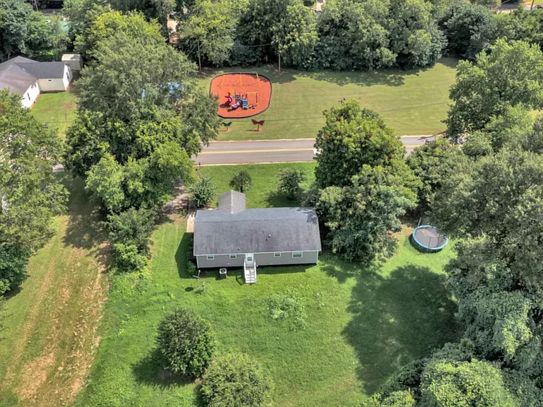 520 Walden St — Photo 11