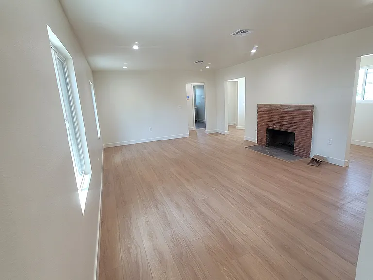 566 W H St — Photo 10