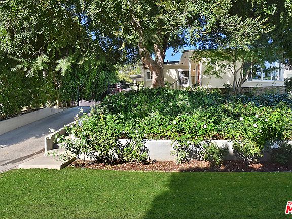 3rd image of 4033 Benedict Canyon Dr