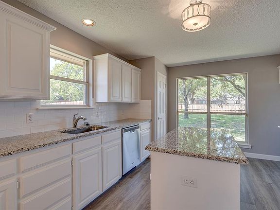 3rd image of 812 Boxwood Dr