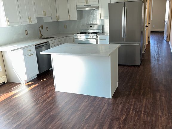 3rd image of 581 Barclay Ave Floor 1
