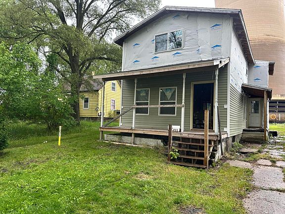 2nd image of 711 W 4th St