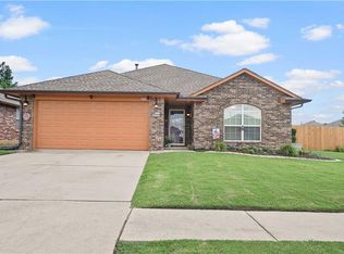 332 SW 39th St, Moore, OK 73160