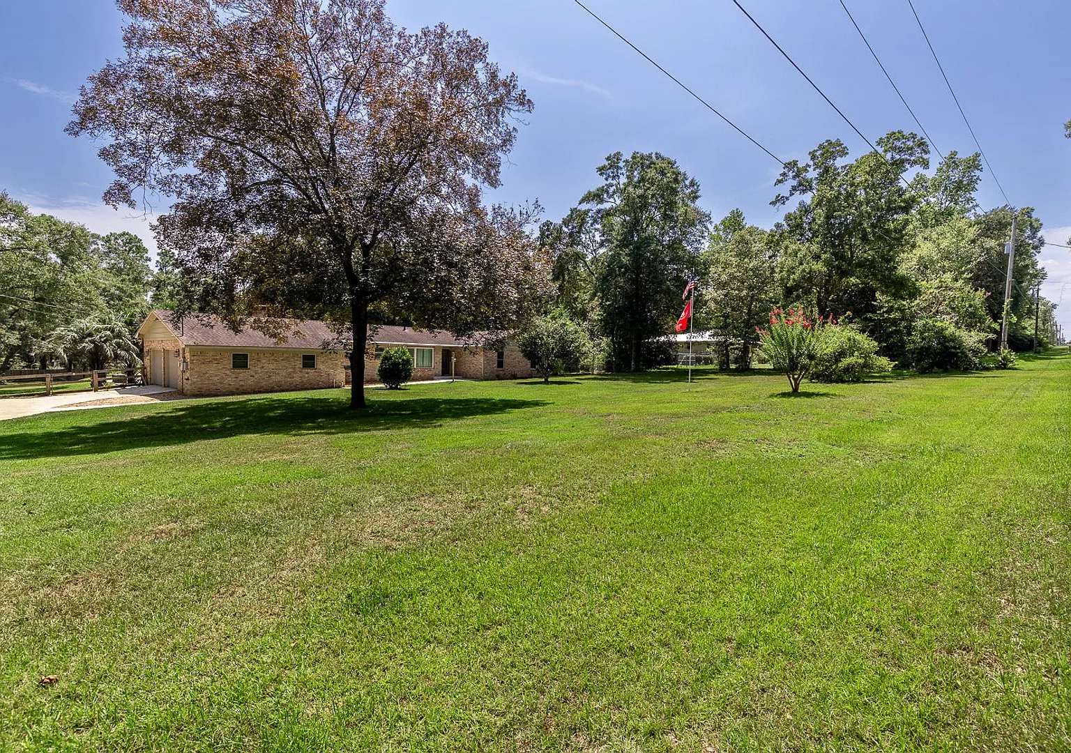 Spacious 3-Bedroom Fairhope Home with Pool, Screened Porch & Remodeled Kitchen — Photo 2