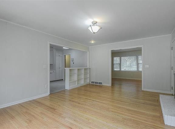 5th image of 602 E 109th Ter