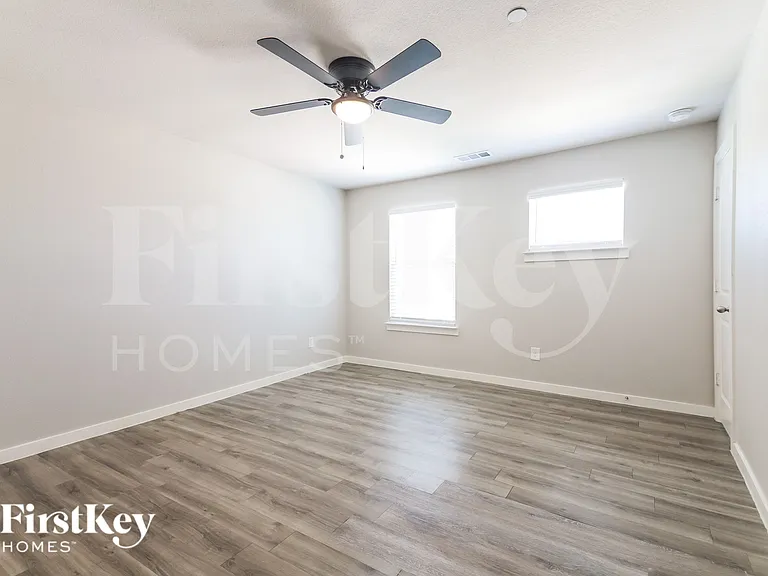 310 Niki Dr — Photo 16