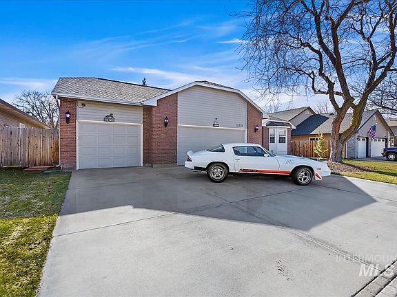3rd image of 10339 W Hinsdale Ct