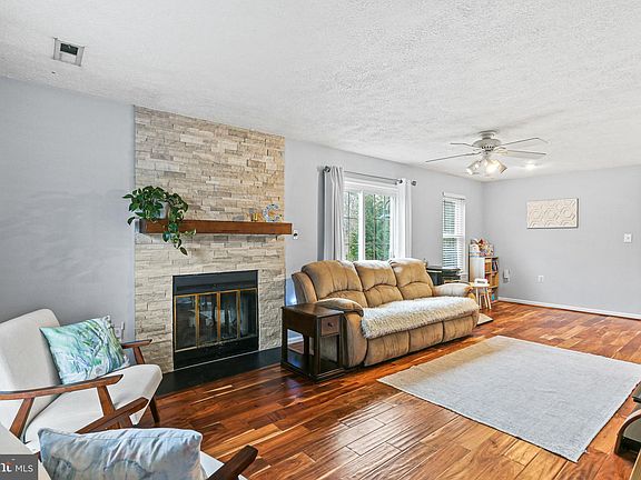 5th image of 391 Stanford Ct